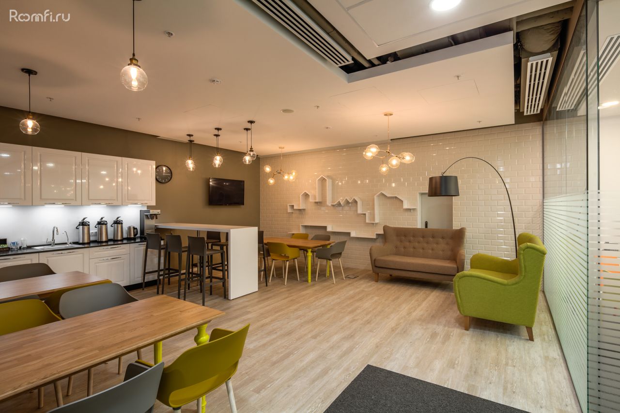 Бизнес-гостиная в Smart Office – зона отдыха с мягкими диванами и телевизором, обеденная зона и просторная кухня