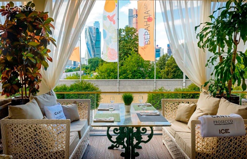 Веранда ЦМТ – летний ресторан с панорамным видом на набережную Москвы-реки и башни современного делового комплекса «Москва-Сити»