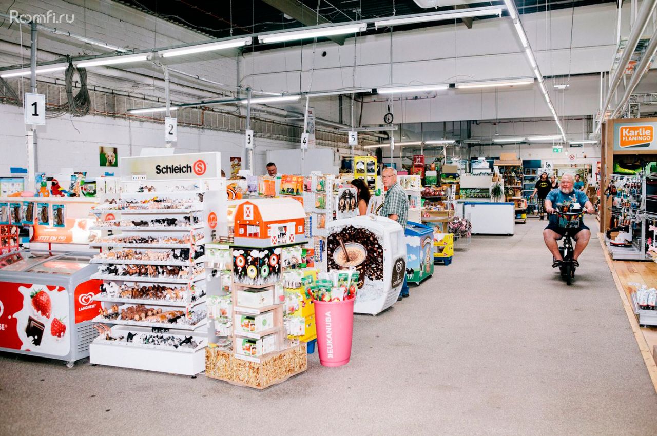 Норберт Заяк, владелец самого большого зоогипермаркета в мире, передвигается по своему магазину на мопеде