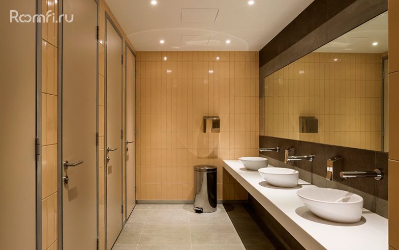 Туалетные комнаты на всех этажах чистые, светлые, оснащены хорошей сантехникой