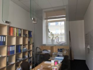 Аренда офиса 27.4 м2 в бизнес-центре, метро Василеостровская
